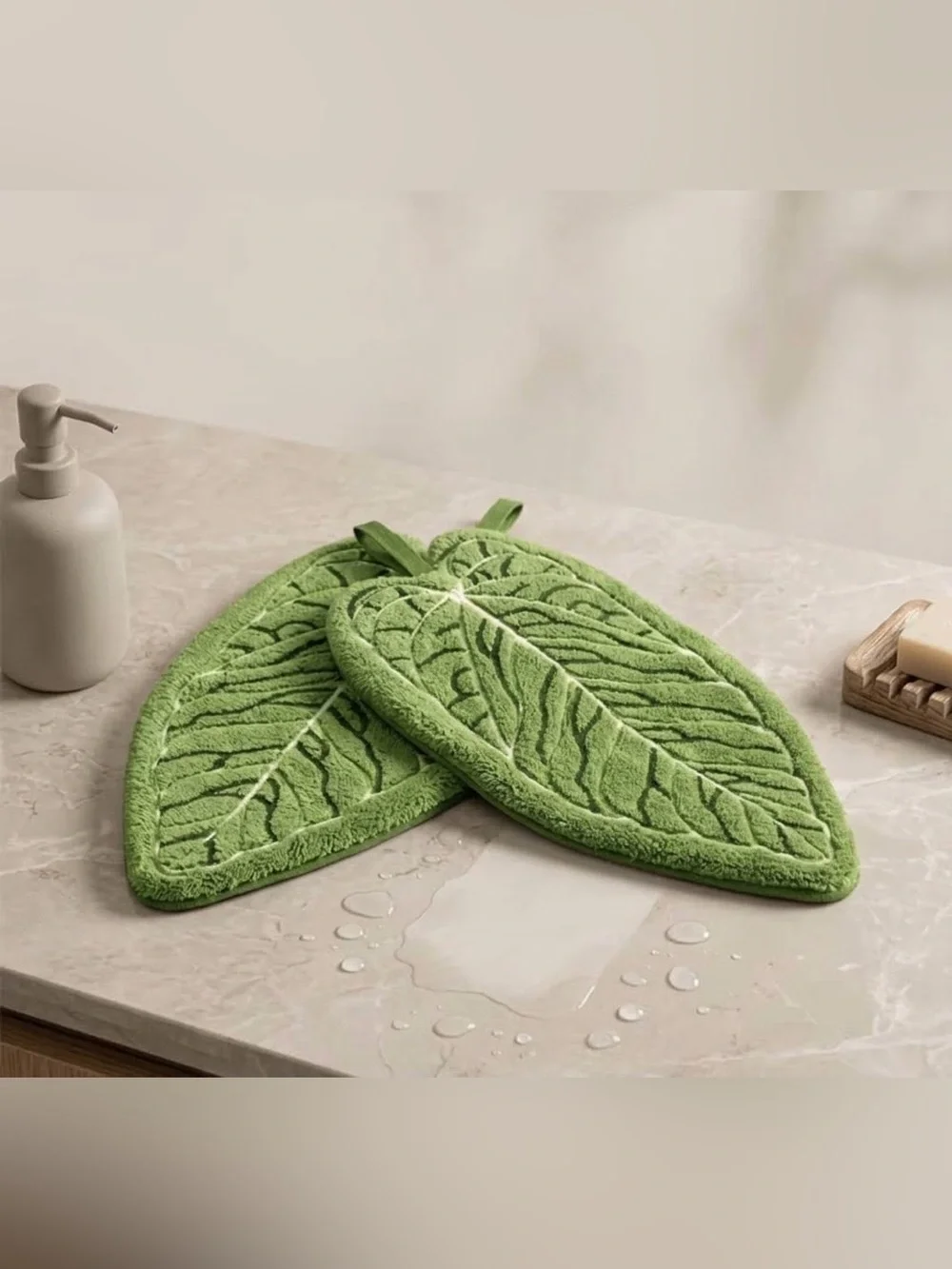 NWT Leaf-Shaped Fleece Hand Towel Set